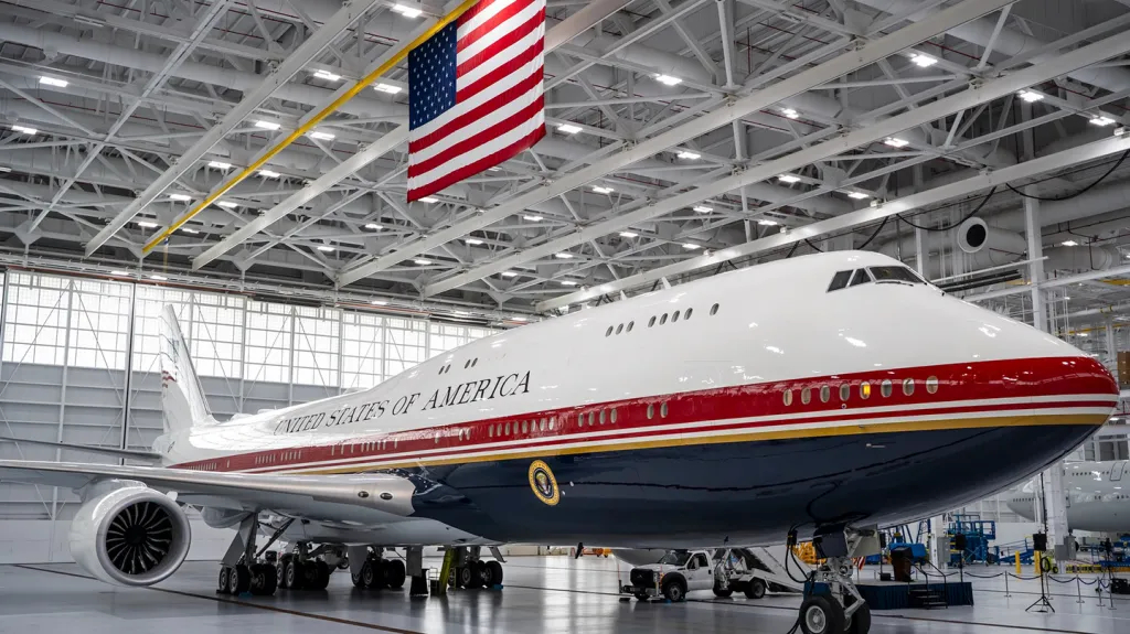 美国新空军一号专机亮相美国喜提新空军一号，老一号在服役36年后退役，新一号是美国