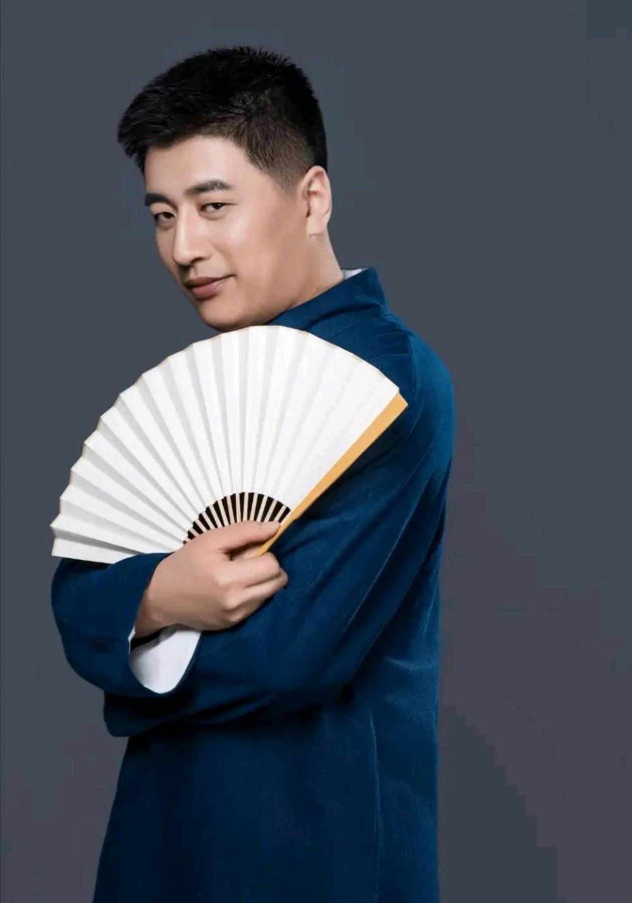 张雪峰是一个传奇，像流星划过天际，又像萤火虫那样一闪而灭。
高校的招聘本来是按部