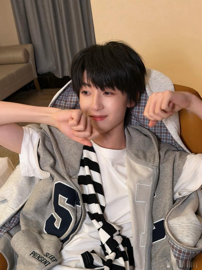 杨博文的手臂肌肉杨博文手臂肌肉线条 悄悄练出肌肉了，杨博文这手臂线条也太优越了，