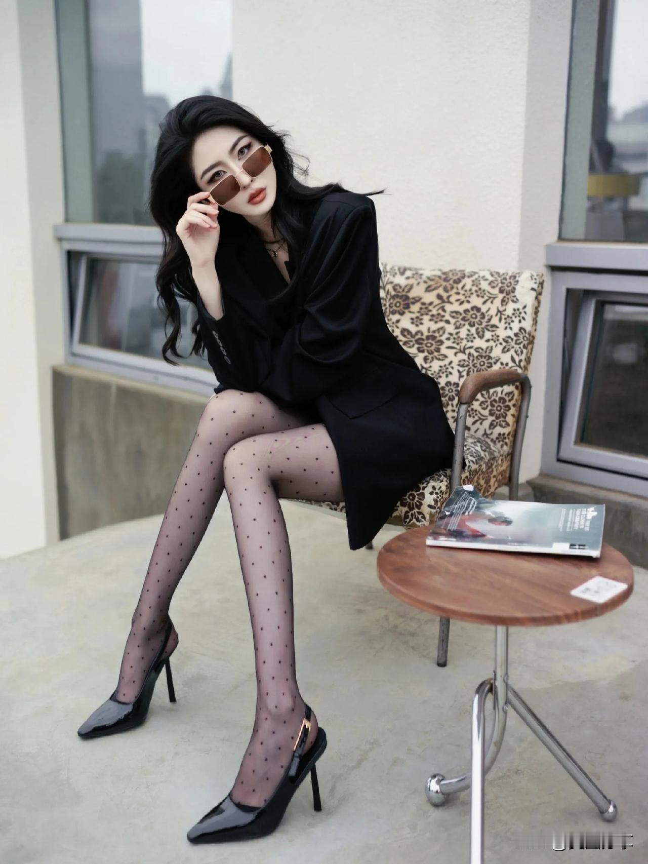 街拍性感黑丝美人[心]，黑西装搭高跟，优雅迷人吸睛！高清美女 性感黑丝美女 街拍