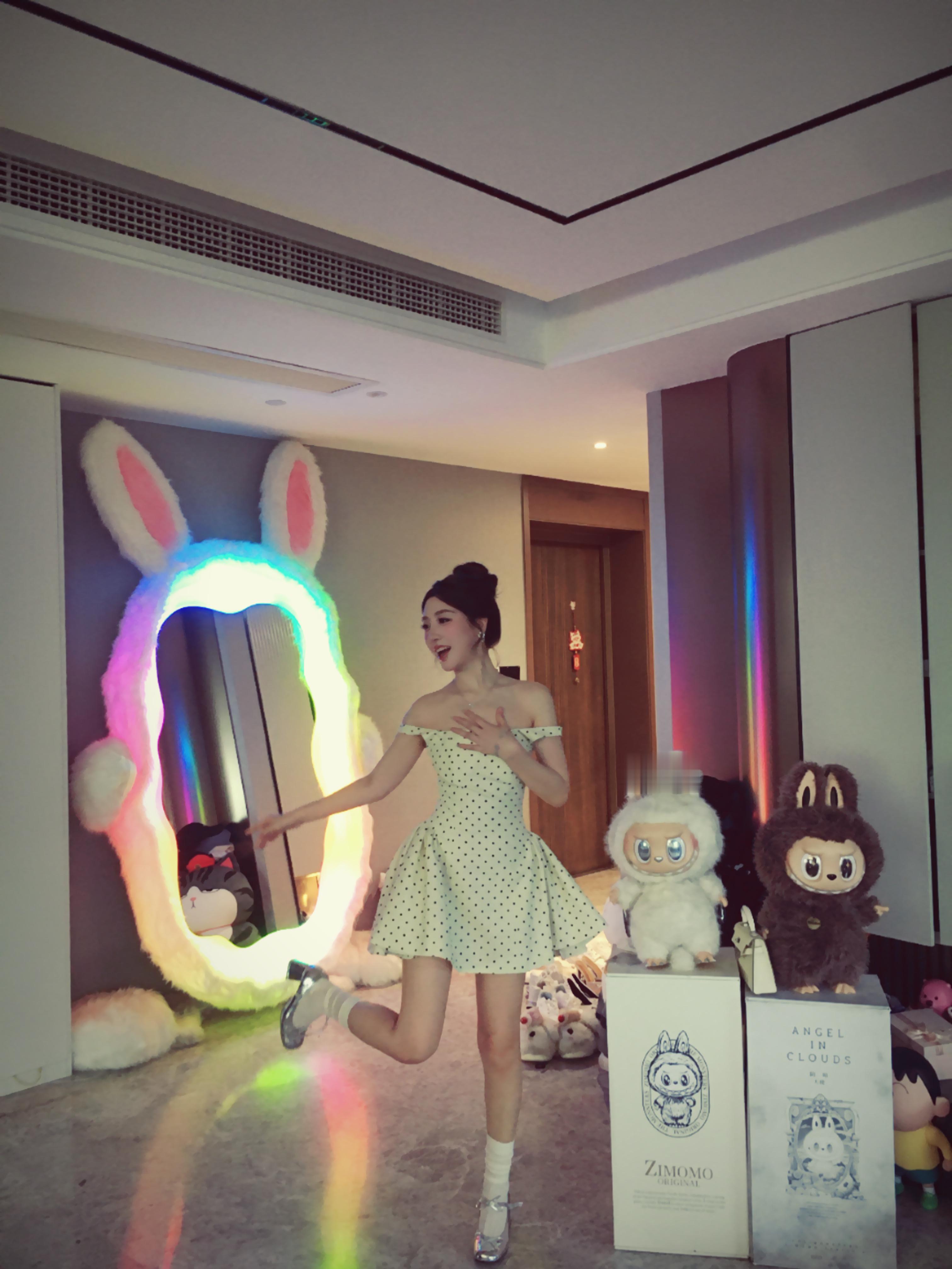 今天穿了一条很漂亮的小裙子～～ 