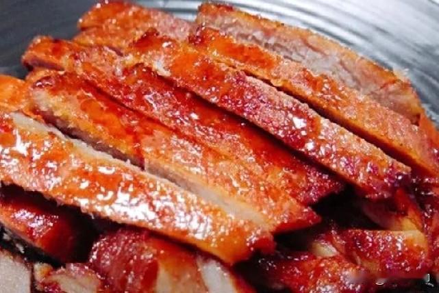 叉烧
 
chā shāo
 
一、本义：粤菜经典名菜
 
- 做法：把猪肉用蜜