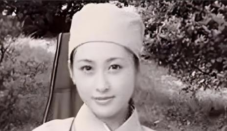 1950年一个战士死死地盯着一个尼姑的胸脯，排长见状，气得青筋暴起，敢违反纪律，