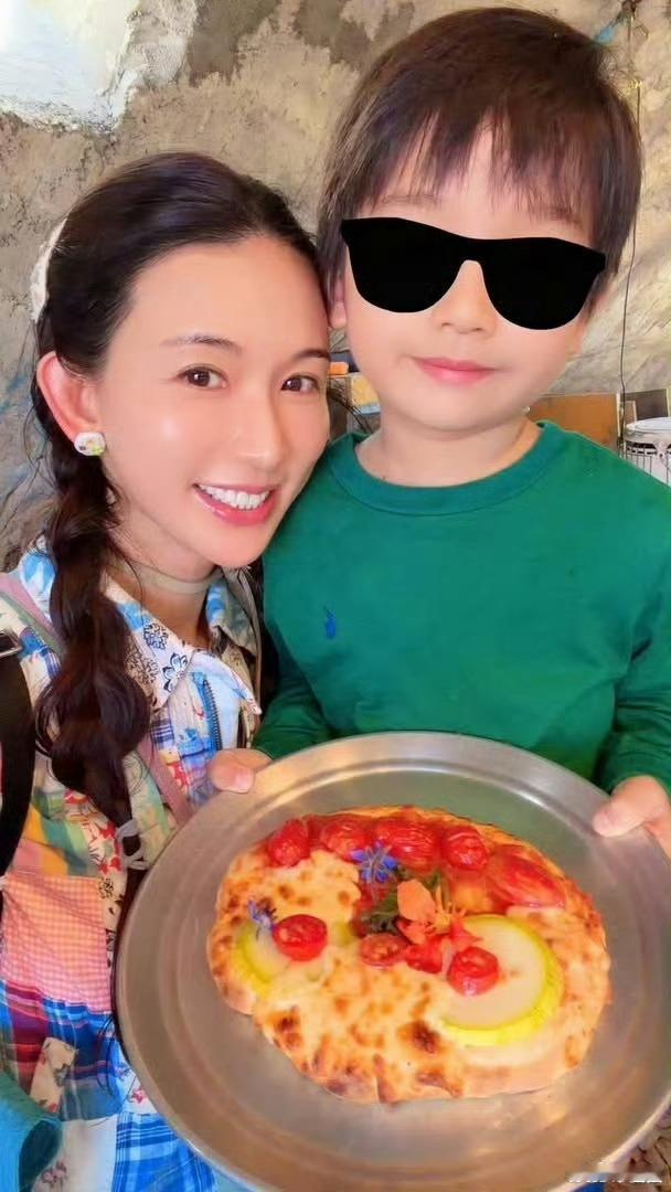 林志玲4岁儿子正脸耳朵长得很好呢 小正太一枚 