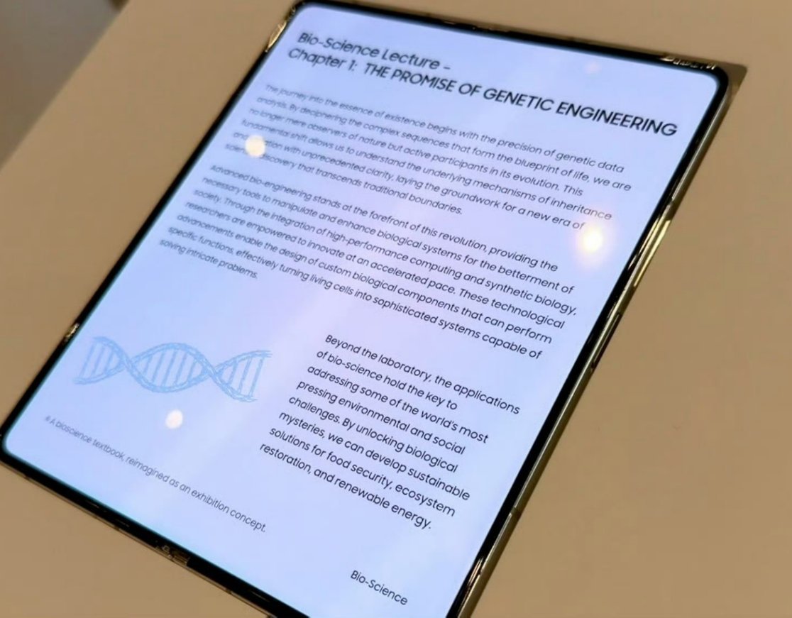 三星展示无折痕折叠屏OLED面板无痕折叠屏，其实并不是完全能没折痕，只是浅的可以