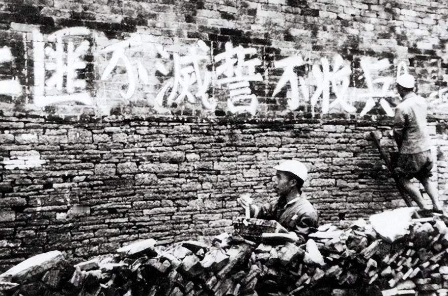 1949到1953年，新中国用4年时间剿灭260万土匪，解决了历朝历代都搞不定的