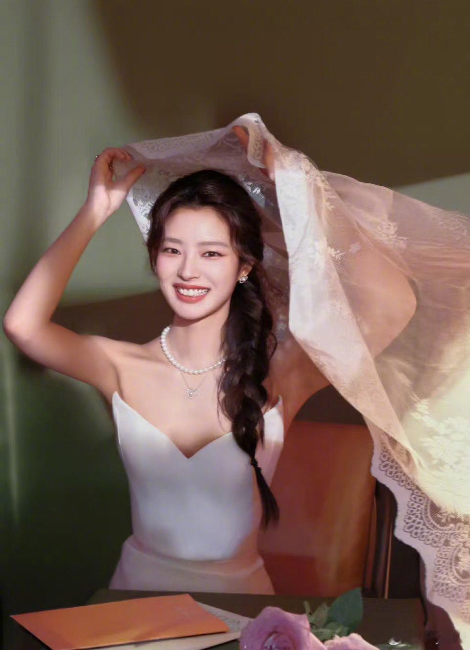 徐若晗这是白月光级别的 运动照曝光直接惊艳！穿运动背心露出马甲线，又甜又飒的模样