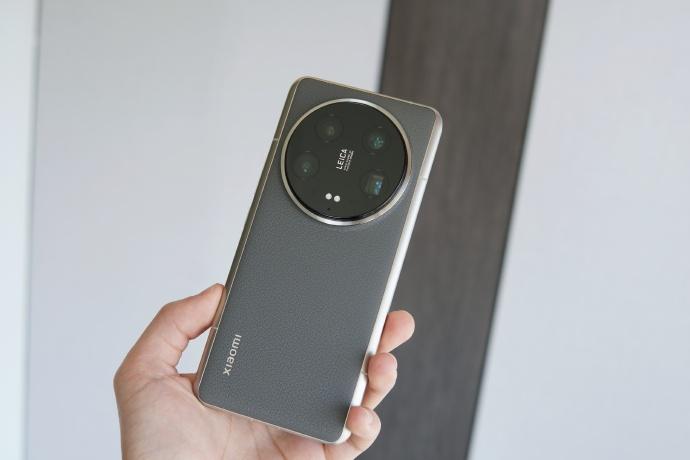 小米14 Ultra推出钛金属特别版，采用钛铝合金中框和枪灰纳米皮后盖，CMF设