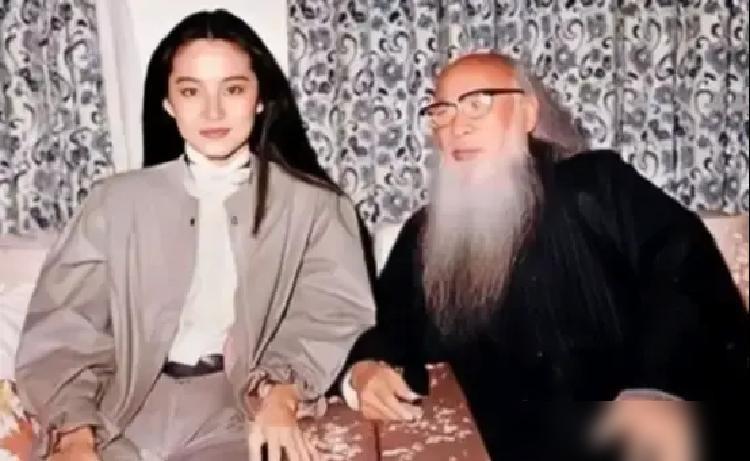 鬼才导演徐克搞不定的事，林青霞一道菜就解决了。
当年徐克拍《新蜀山剑侠》，想请