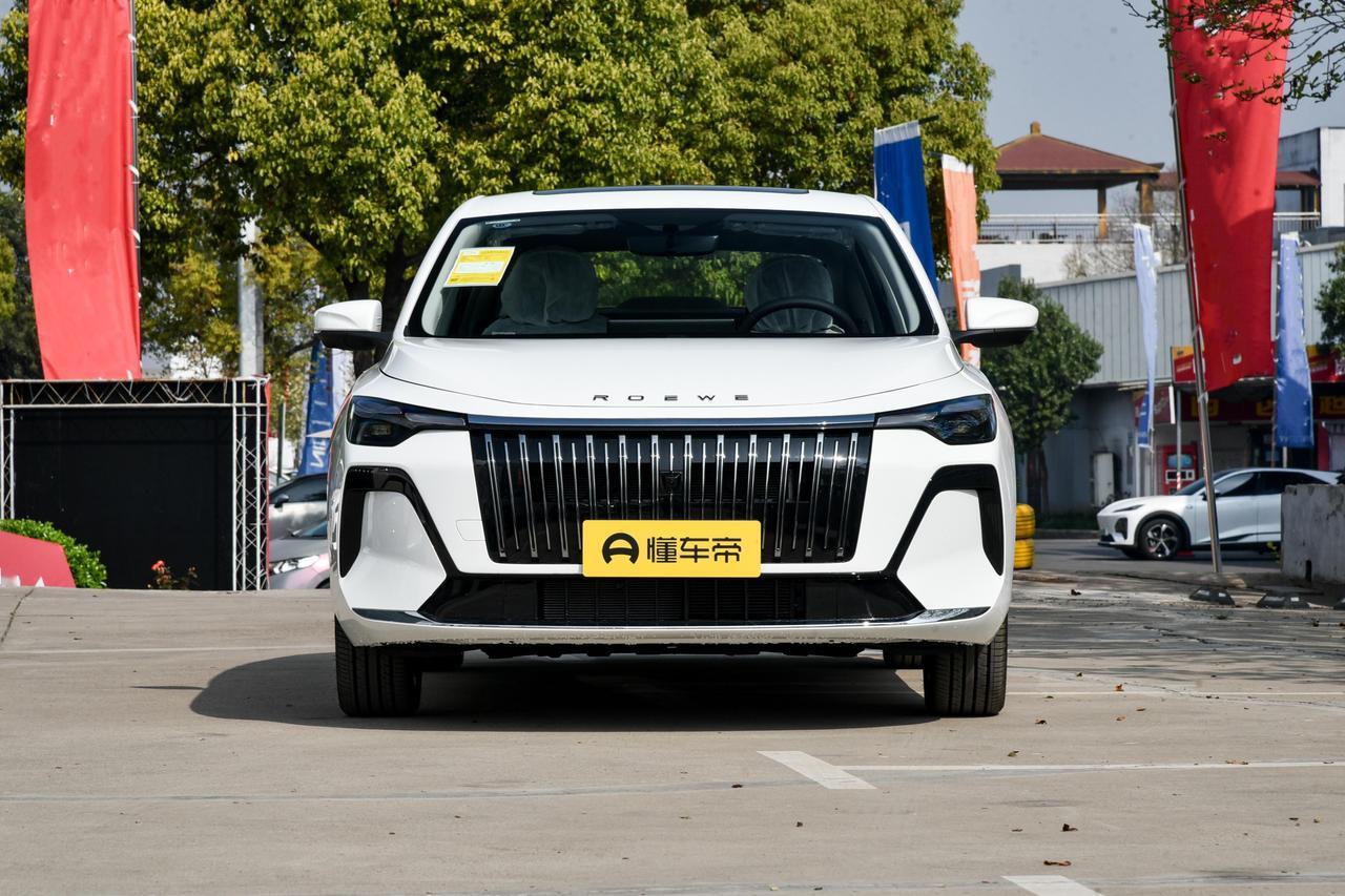 主打亲民家用的全新荣威i6正式来袭，外观采用全新设计语言，整体风格沉稳低调，造型