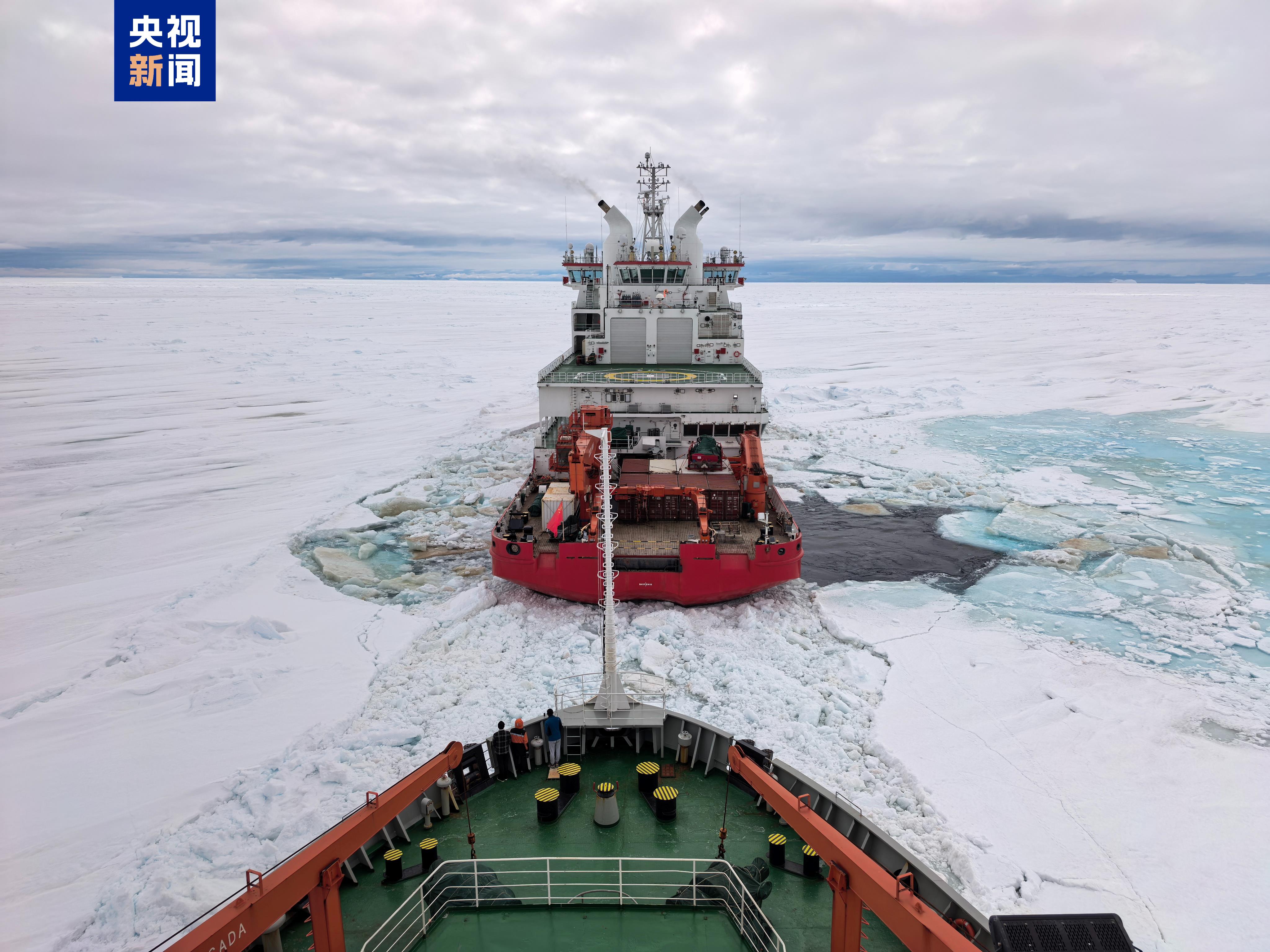 南极考察队完成中山站卸货，两船驶离卸货作业点