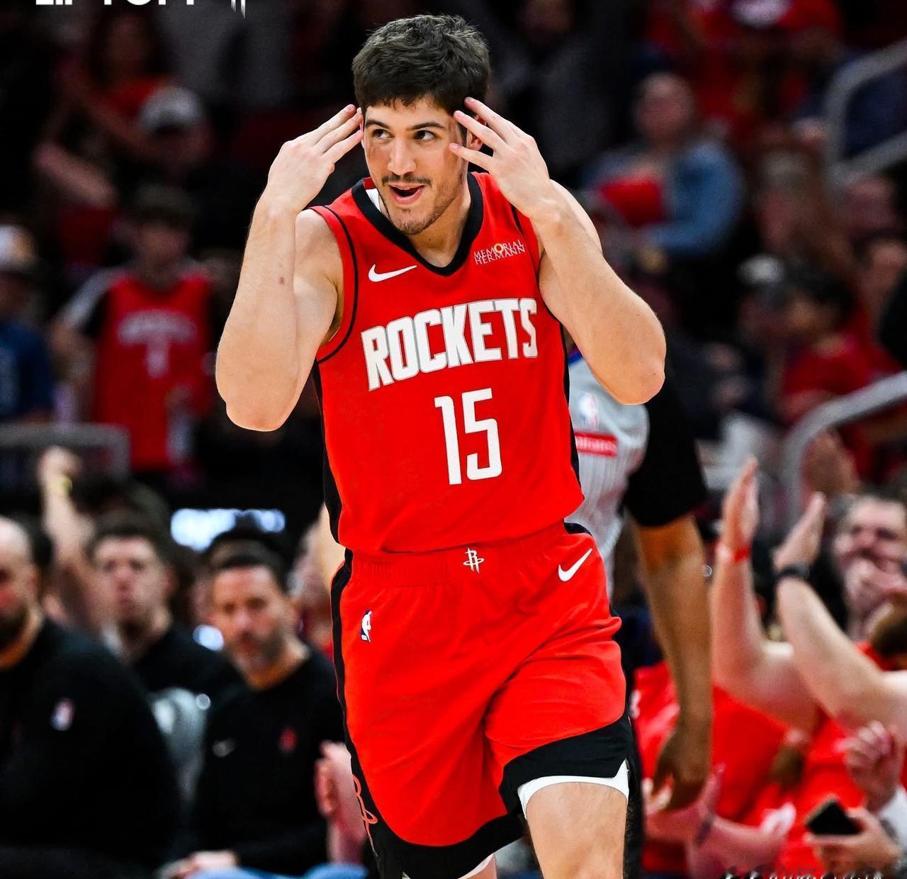 申京缺阵火箭狂赢31分？
你敢信？
这个新秀刚拿18+8+5就逼宫首发？
谢波德