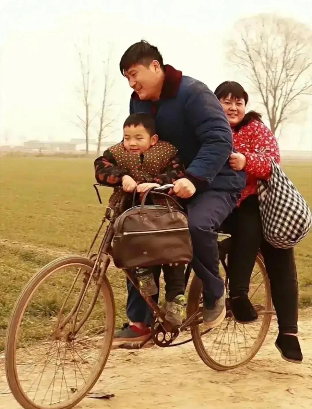 欢欢喜喜回娘家！这应该是八十年代最幸福的模样吧。
#聊聊80年代# 
 
#老照