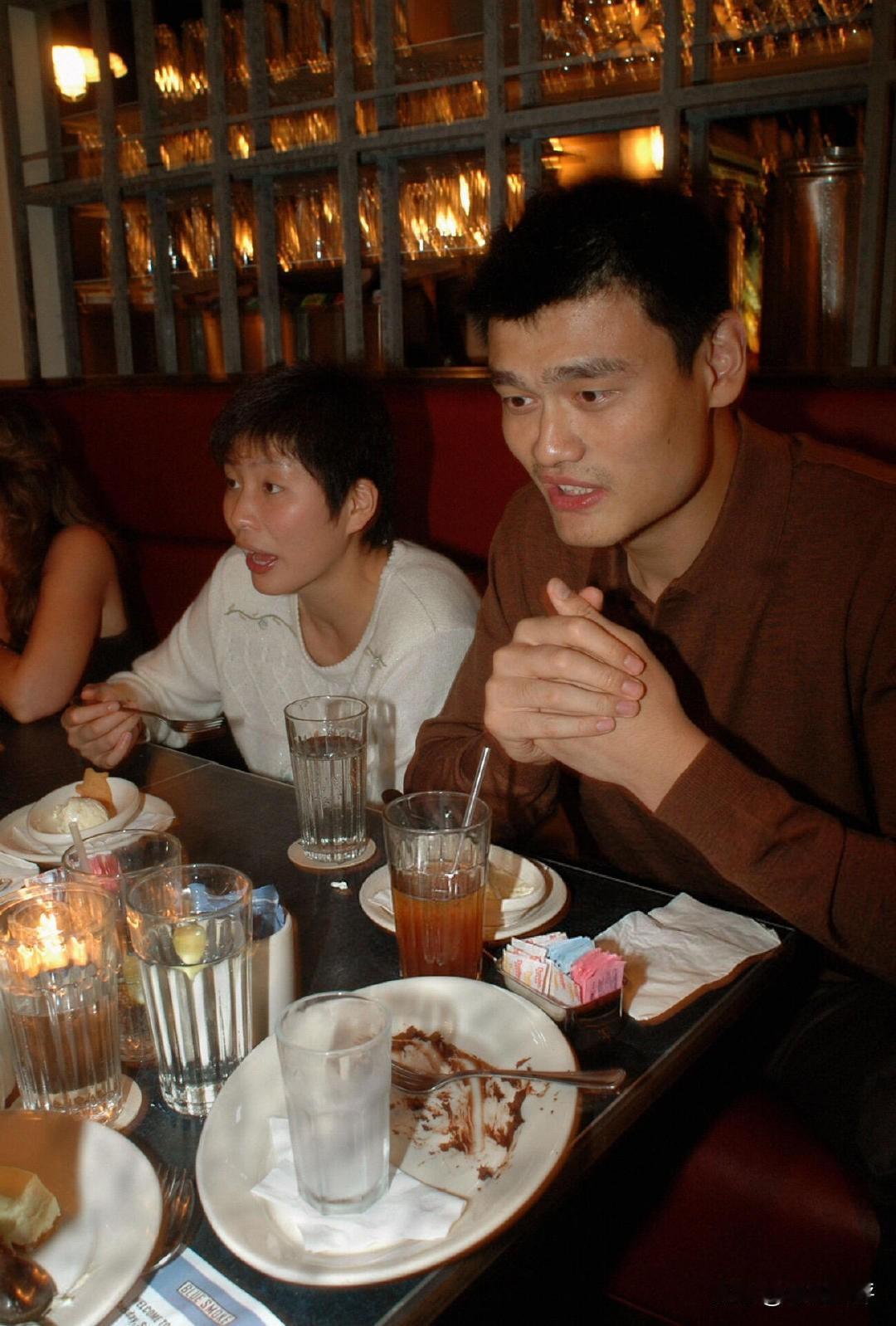 姚明和叶莉的一组旧照片。2004年，姚明在休斯顿火箭队打球时，偶尔会和当时还是女