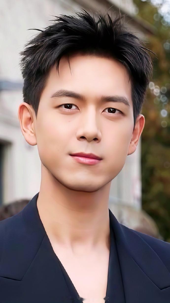 李现爬雪山被路人认出来了，路人问他是博主吗，自己有70多个粉丝，李现说自己只有3