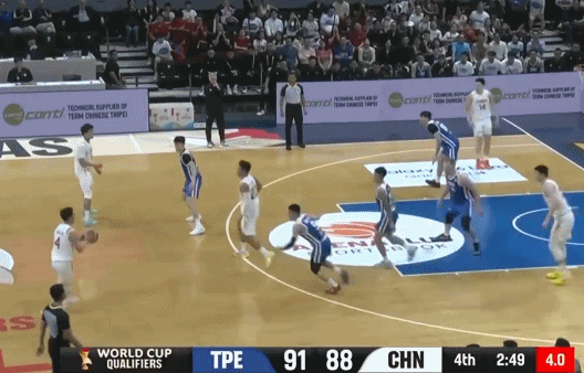 赵继伟这记超远三分简直神了！
在比赛焦灼的时候，他抬手就是一记三分，篮球在空中划