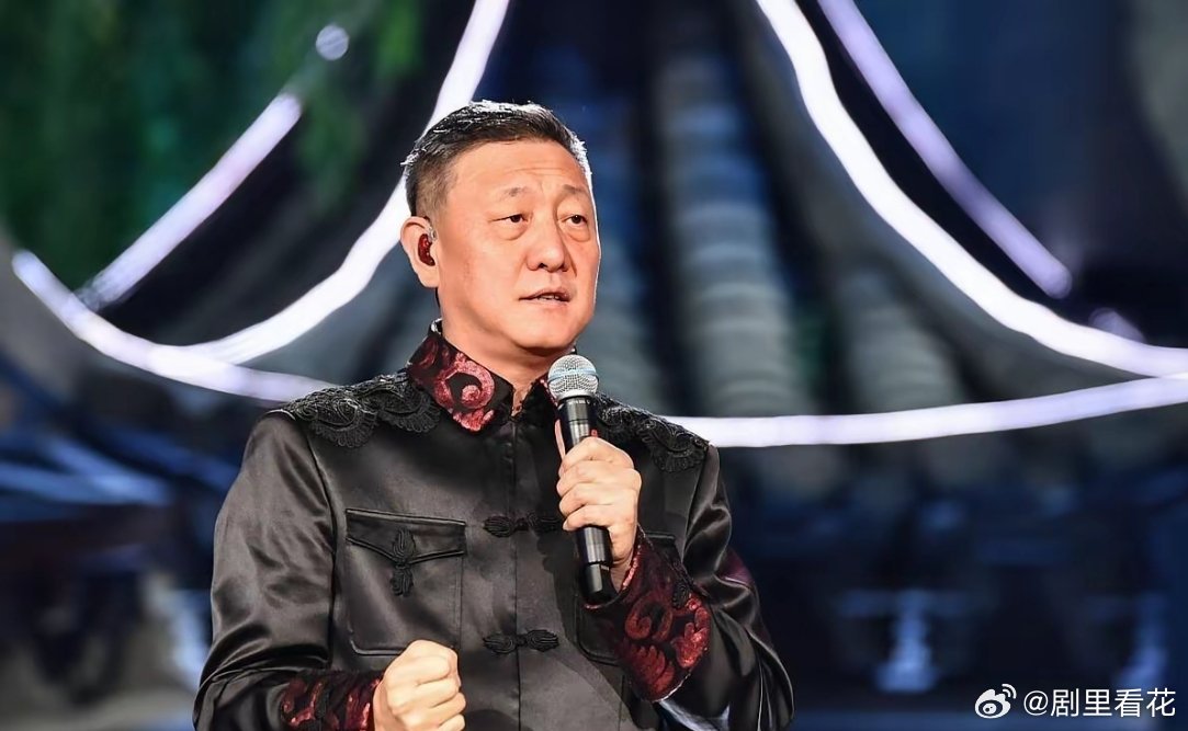 韩磊现在瘦成了这个样子，跟以前比瘦了一大圈。他现在是58岁，最近几年登台的时候少