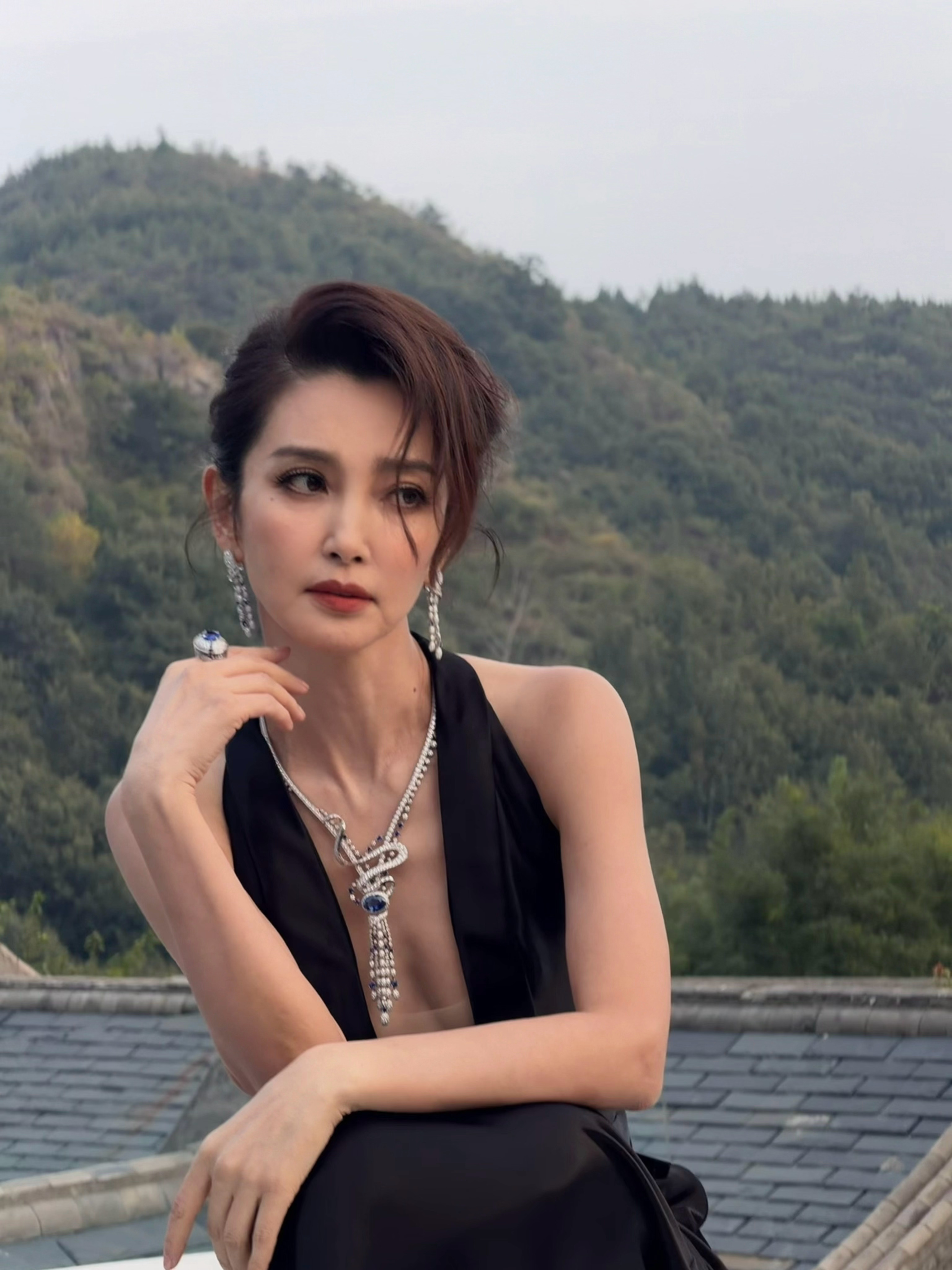 李冰冰于适约好了穿黑色 神仙同框上线，两人黑色造型审美在线，李冰冰又美又有力量，