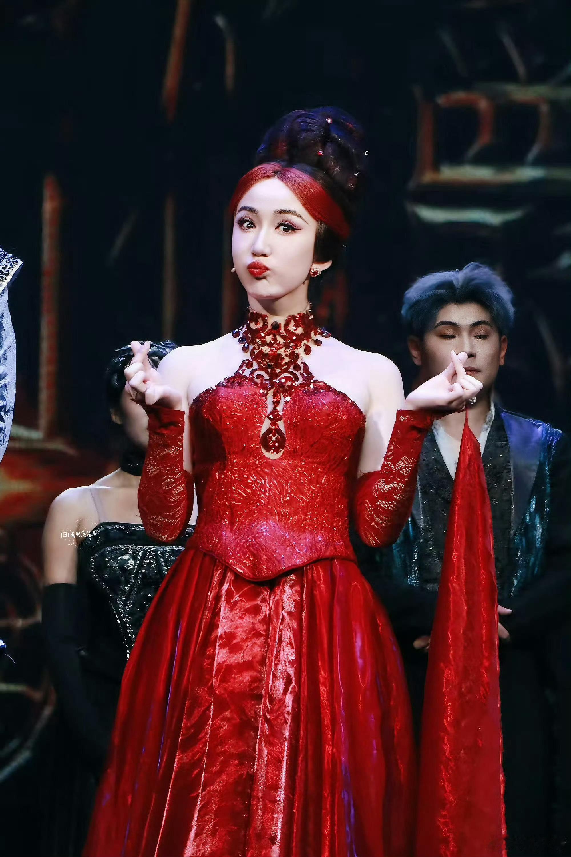 娄艺潇今年的音乐剧落幕啦~等待你更好的作品！！明年见！！ ​​​