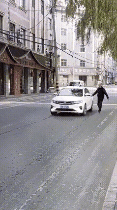 大爷想搭顺风车到市区里