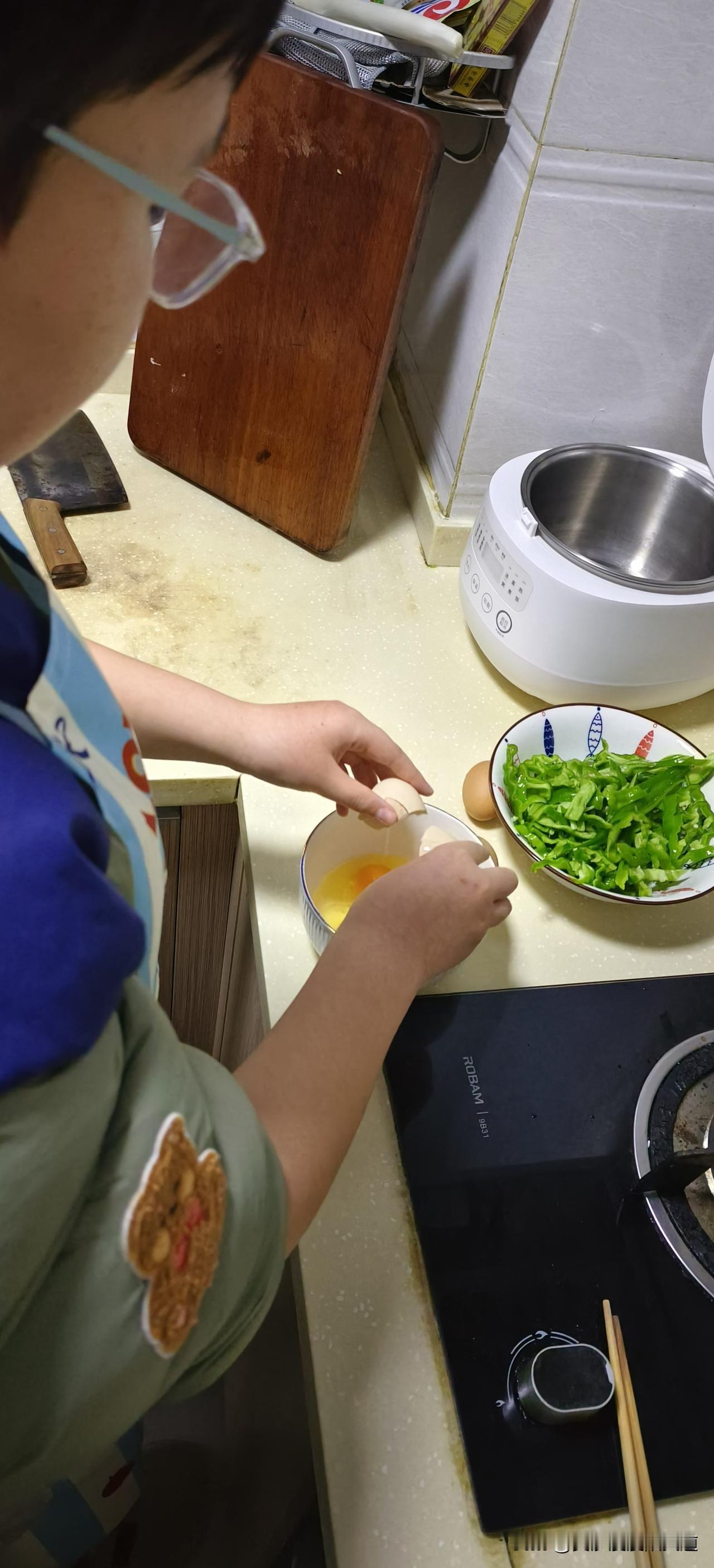 他要自己做“浇头面”。
既然自己做，当然包括善后的洗刷及卫生……[笑哭][笑哭]