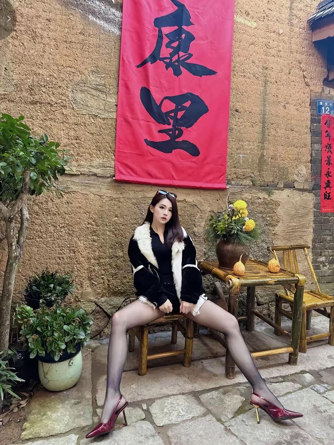 康里古巷的流量争议：[耶]打卡还是刻意营销？

黄土墙前的“康里”红布下，竹桌椅