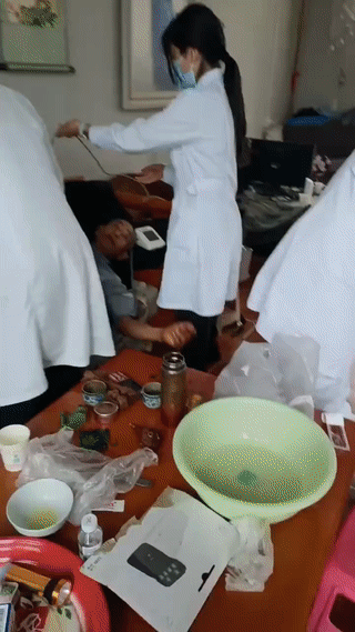 网友家里的老人误食野生菌中毒！
躺在沙发上神志不清，还因为幻觉开始胡言乱语，又喊