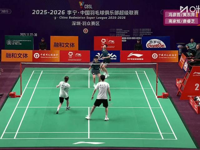 冯彦哲：准备捡球发球（忽然发现到8分局间了）羽毛局间间歇的毛巾桶太低了小冯蹲下去