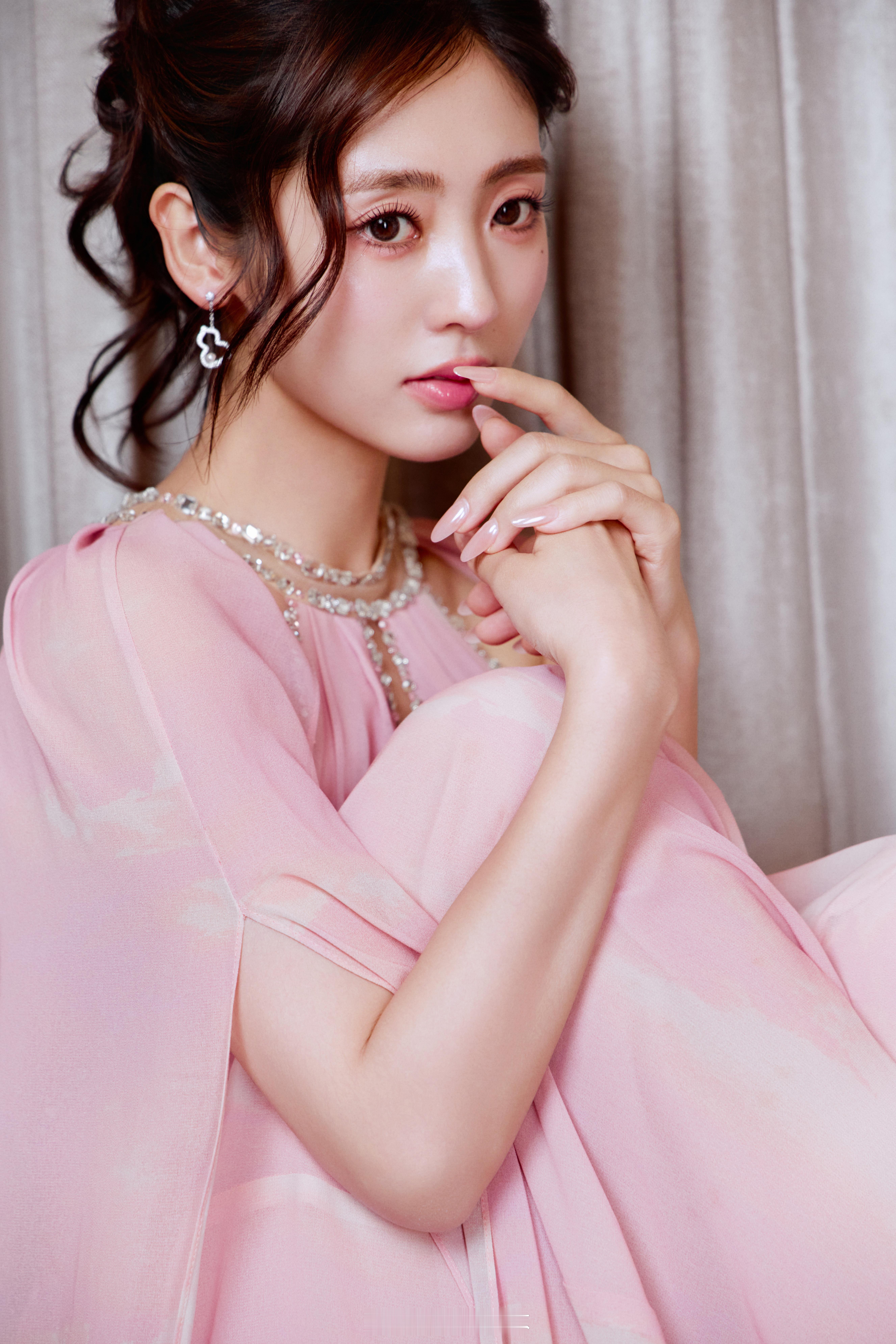 邢菲  ❣️邢菲张春呐 ❣️邢菲我乐个神落村 然而，时间的脚步永不停止，人们行走