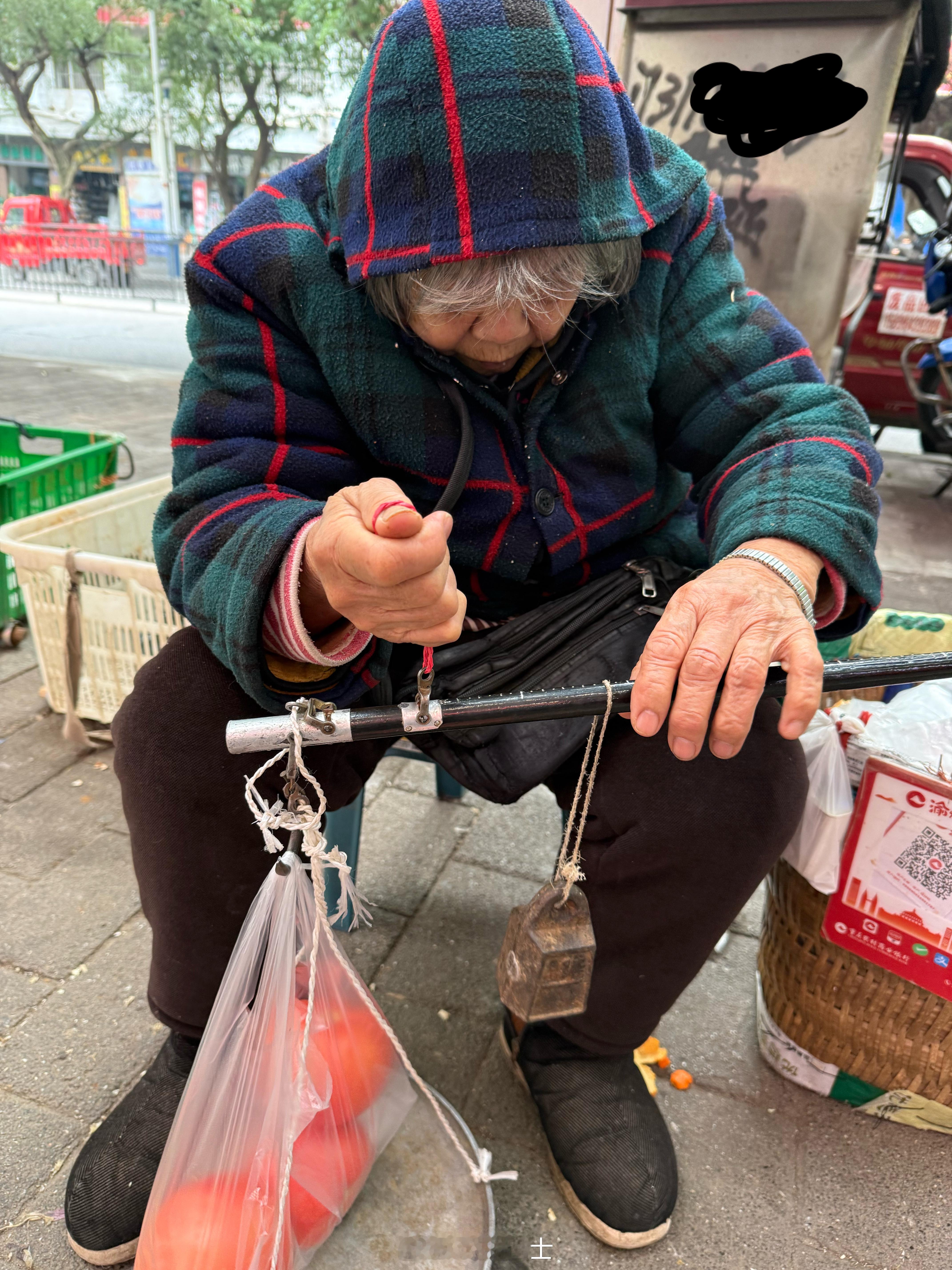 幸福中国  老太太应该得有七十左右了，说是帮孩子看一下，但我看白天晚上都是她一个