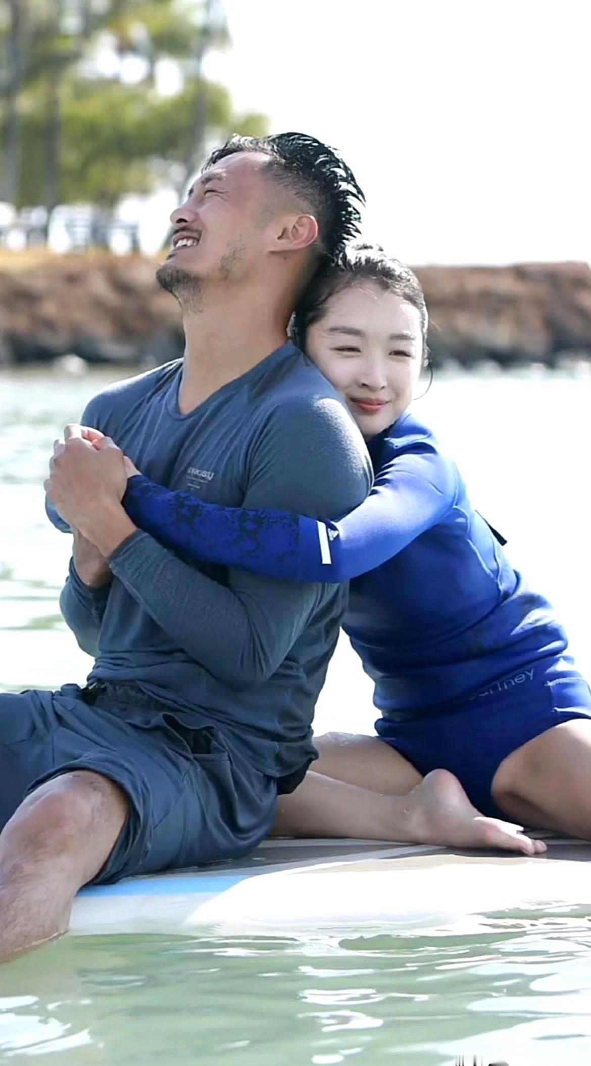 有些大实话，就是从玩笑里不小心溜出来的。
当年海清在台上拉着一帮中年女演员，喊着