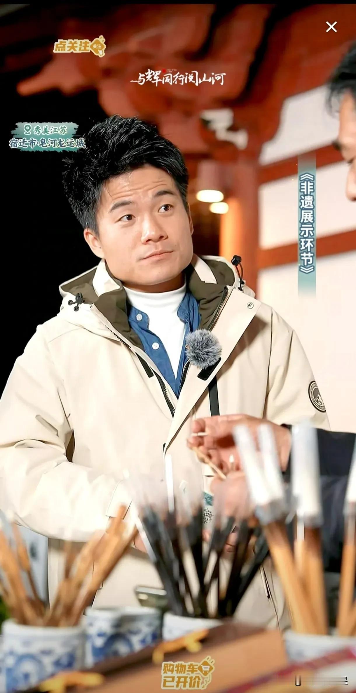董老师不仅全都懂还啥都会
汉森不仅能背锅他还能画画
董老师缝香包动作娴熟
汉森随