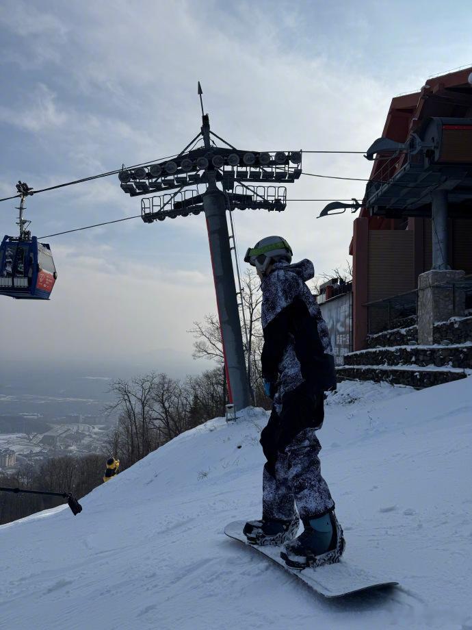 聚焦雪场焦点！陈伟霆晒滑雪开板live，开板瞬间气场全开， 