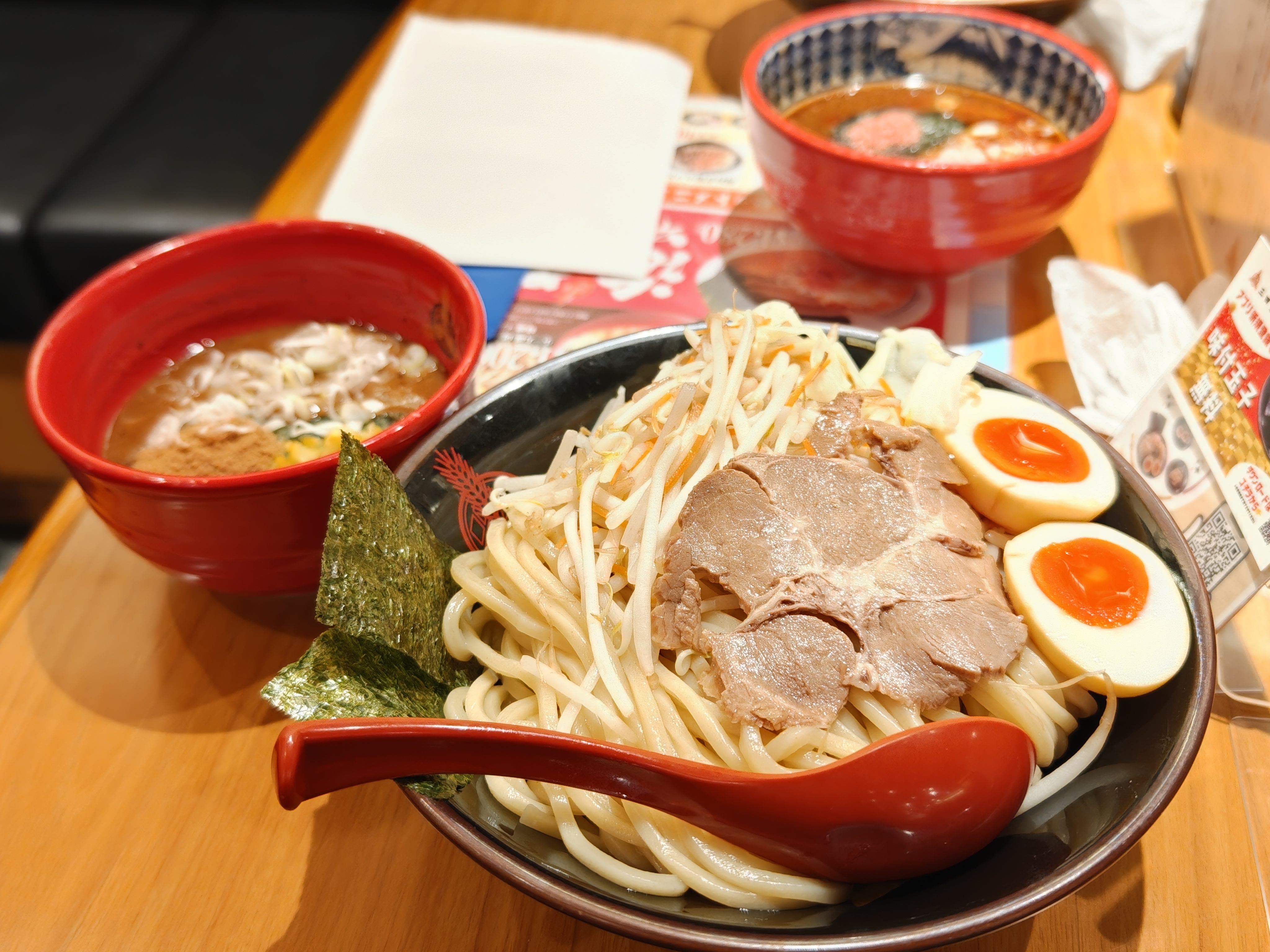 第一次吃蘸面，这个店叫三田制面所，香港也有分店，面条可选冷热比较有嚼劲，蘸一下浓