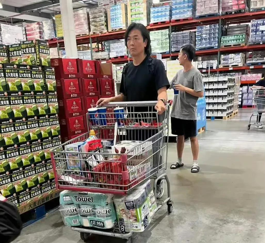 郑伊健，引发热议！

9月4日，定居日本的郑伊健突然引起热议，并且登上了热搜，令