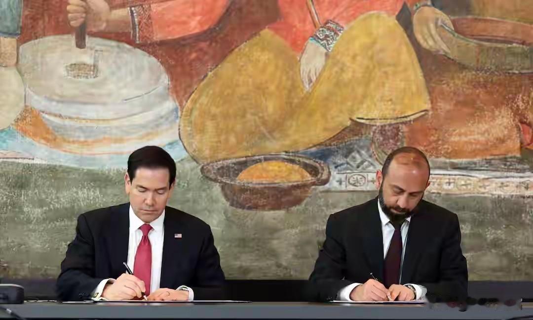 实属罕见，鲁比奥在亚美尼亚机场航站楼签约后掉头就走，连装都不想装！
5月26日，