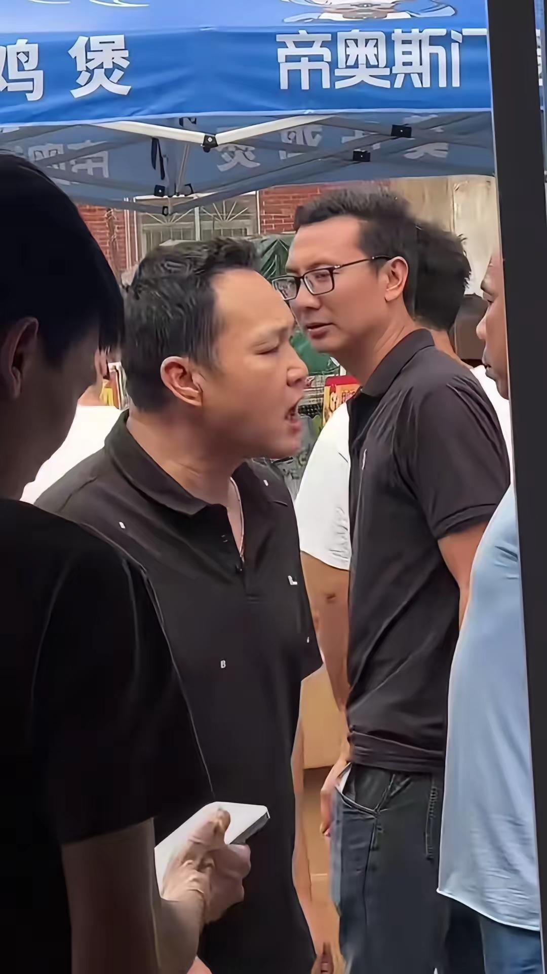 一个黑衣男子竟去店现场冲着排队的人爆粗口骂人了。看来，莫氏鸡煲的火爆场面应该到此