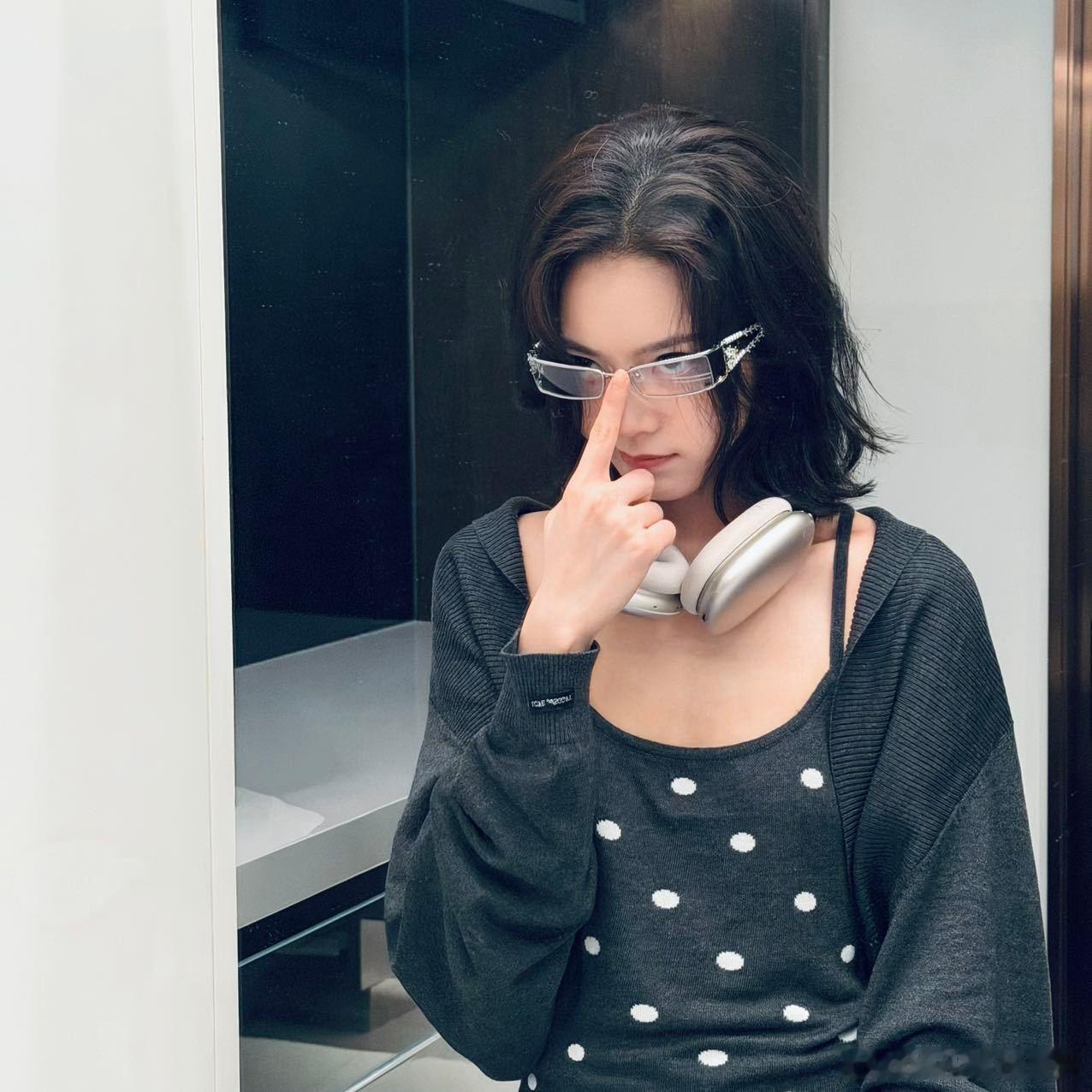 赵今麦整了个时兴的发型 赵今麦剪短发真的太明智了！整个人灵动又帅气，风格适配度直