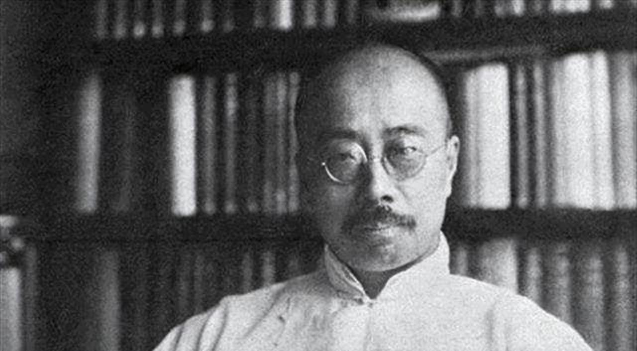 1936年，鲁迅去世后的第2天，与鲁迅决裂长达13年的弟弟周作人，神色如常地前往