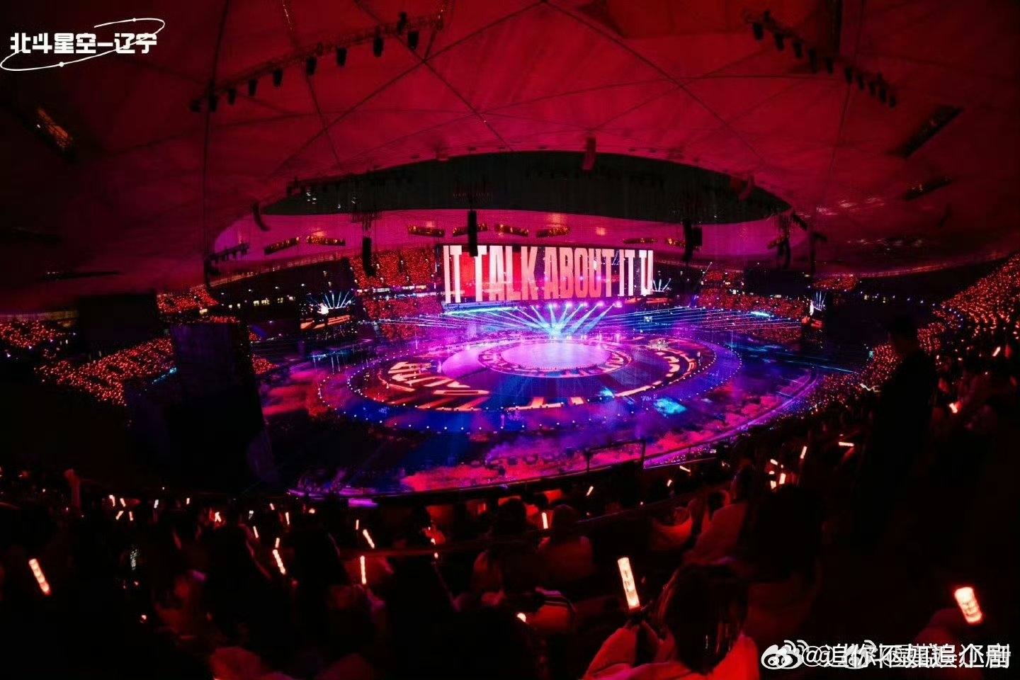 张杰明天过后有乐队那味儿了 清爽粉衣+温柔弹唱，乐队氛围直接拉满格 