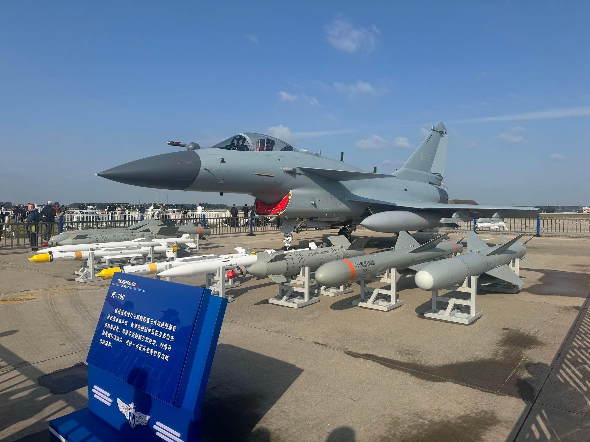 长春航展 2025长春航展，静态展示的歼10C和挂载武器。此次航展，歼10C单独