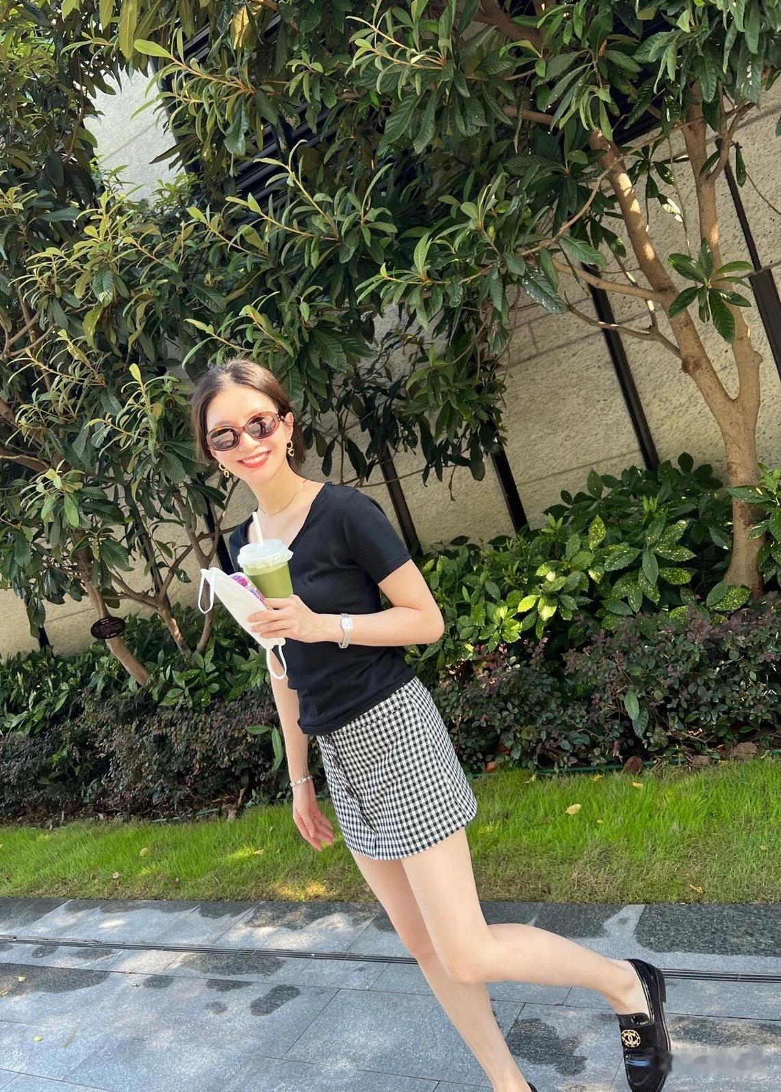 江疏影私服穿搭真时髦！黑色T恤+格子短裙+乐福鞋，简约又高级！
