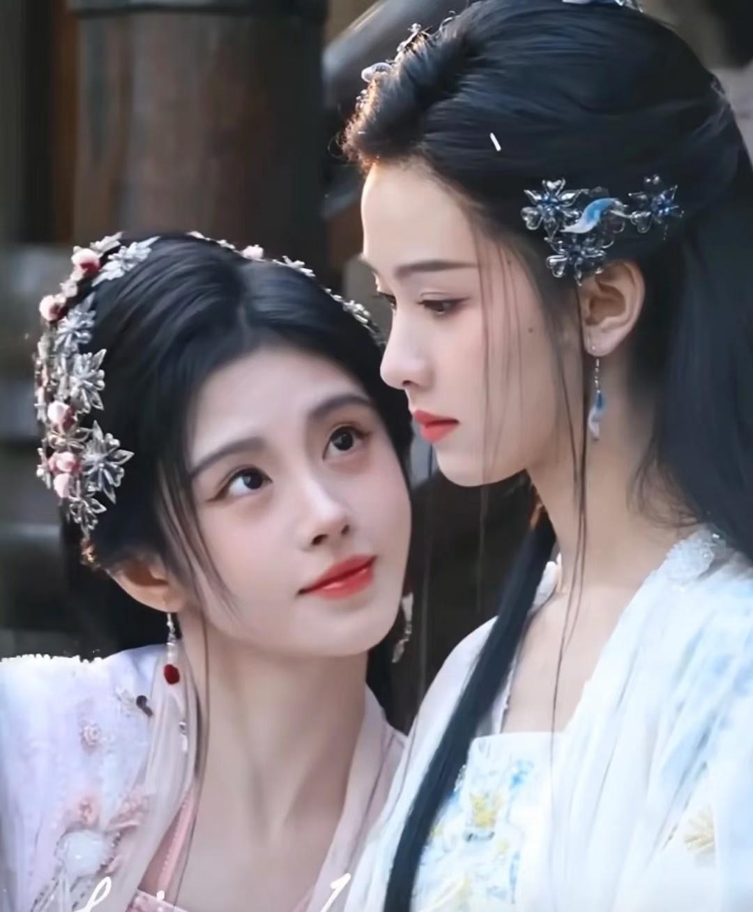 鞠婧祎和陈都灵这颜值是真实存在的吗？咱就是说，刷到鞠婧祎和陈都灵同框的视频时，手