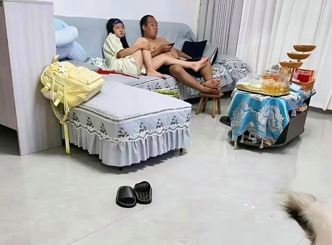 谁家女大还不避父啊，你们家咋就不在乎？