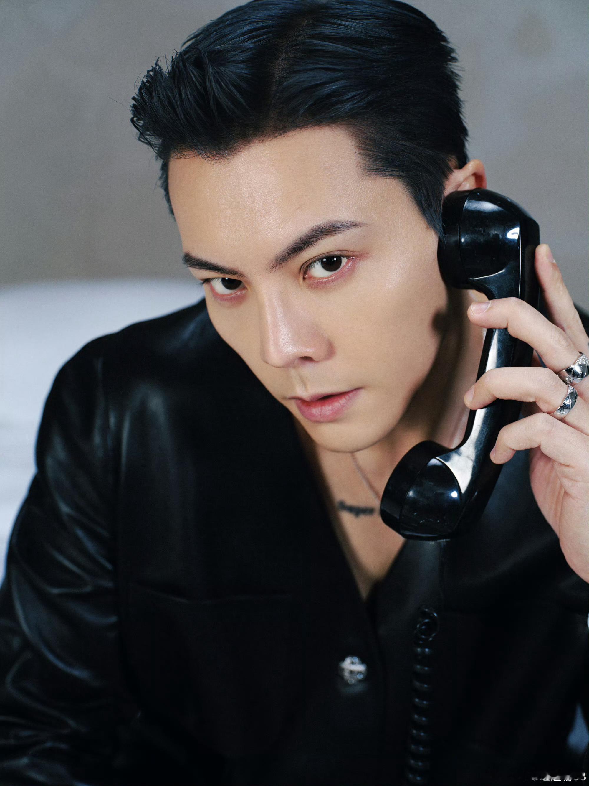 陈伟霆穿v领夯爆了 看完陈伟霆的新图我真的服了！怎么有人能把大背头和V领驾驭得这