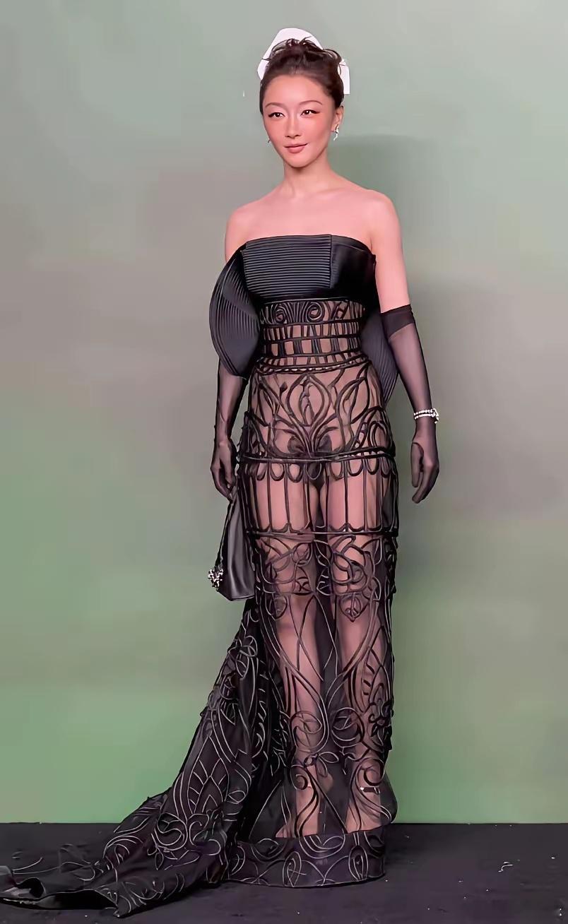 艺术家就是不一般，特别会穿衣服！这人是周冬雨。 ​​​