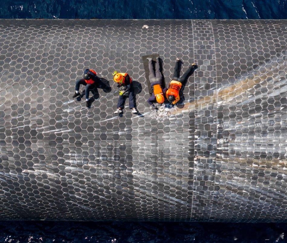 SpaceX工程师已登上Ship40，在海面进行实地考察并收集热盾样本 ​​​