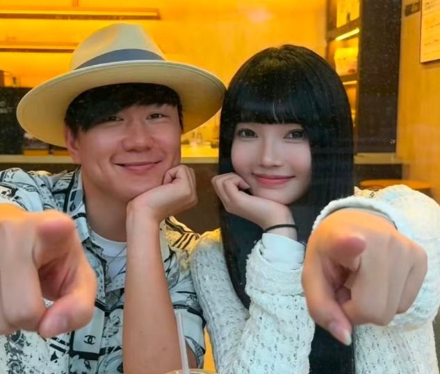 44岁林俊杰专程赴约，陪23岁女友七七参加帕森斯本科毕业礼，一举击碎此前全网流传