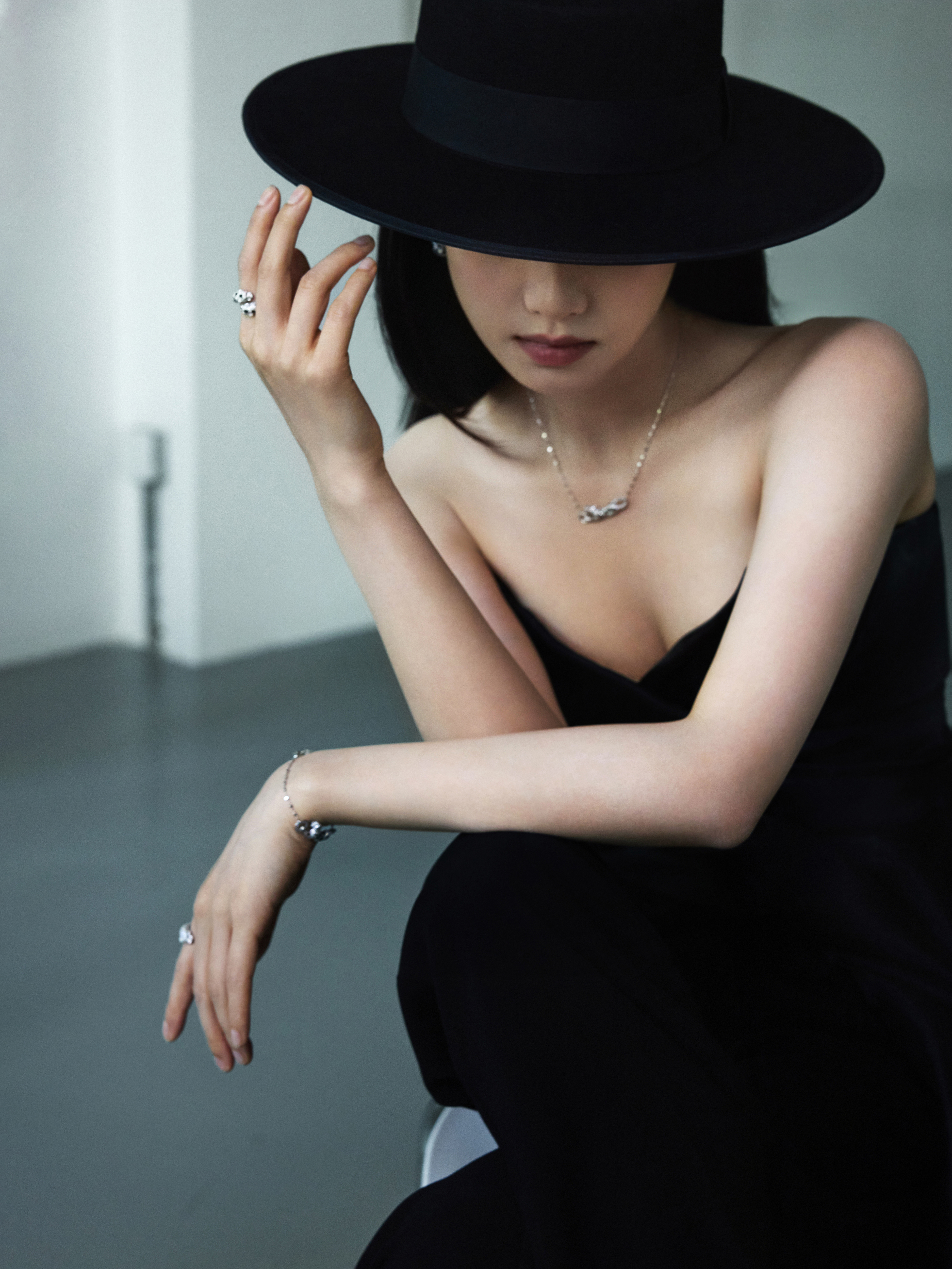 张婧仪  📷📷📷张婧仪卡地亚 🎩 