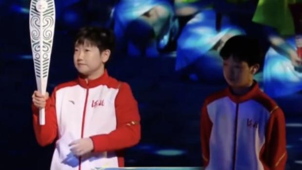 全网刷屏！孙颖莎回乡传火炬，一幕传承看哭无数人：这才是中国体育最好的模样
 
1